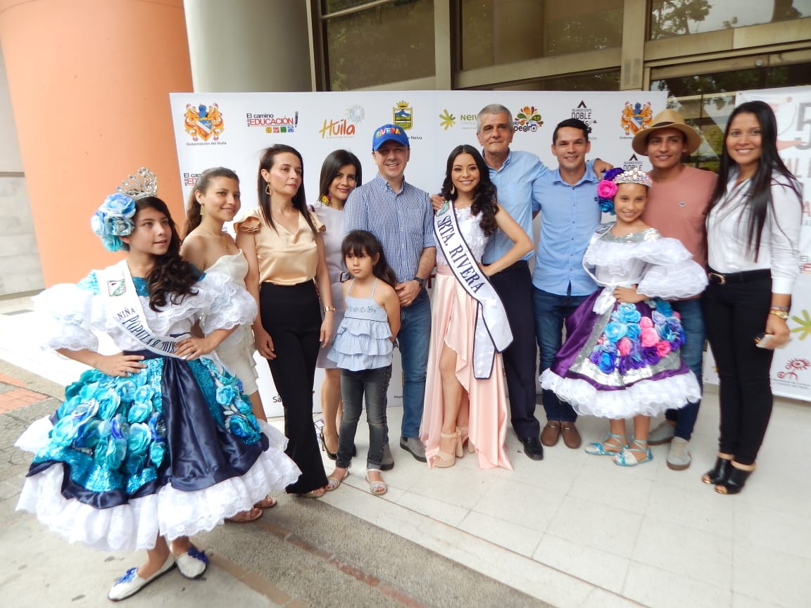 A la señorita Rivera, Ana María Rayo Garzón, la acompañó el alcalde Néstor Ramiro Barreiro y su extensa comitiva.